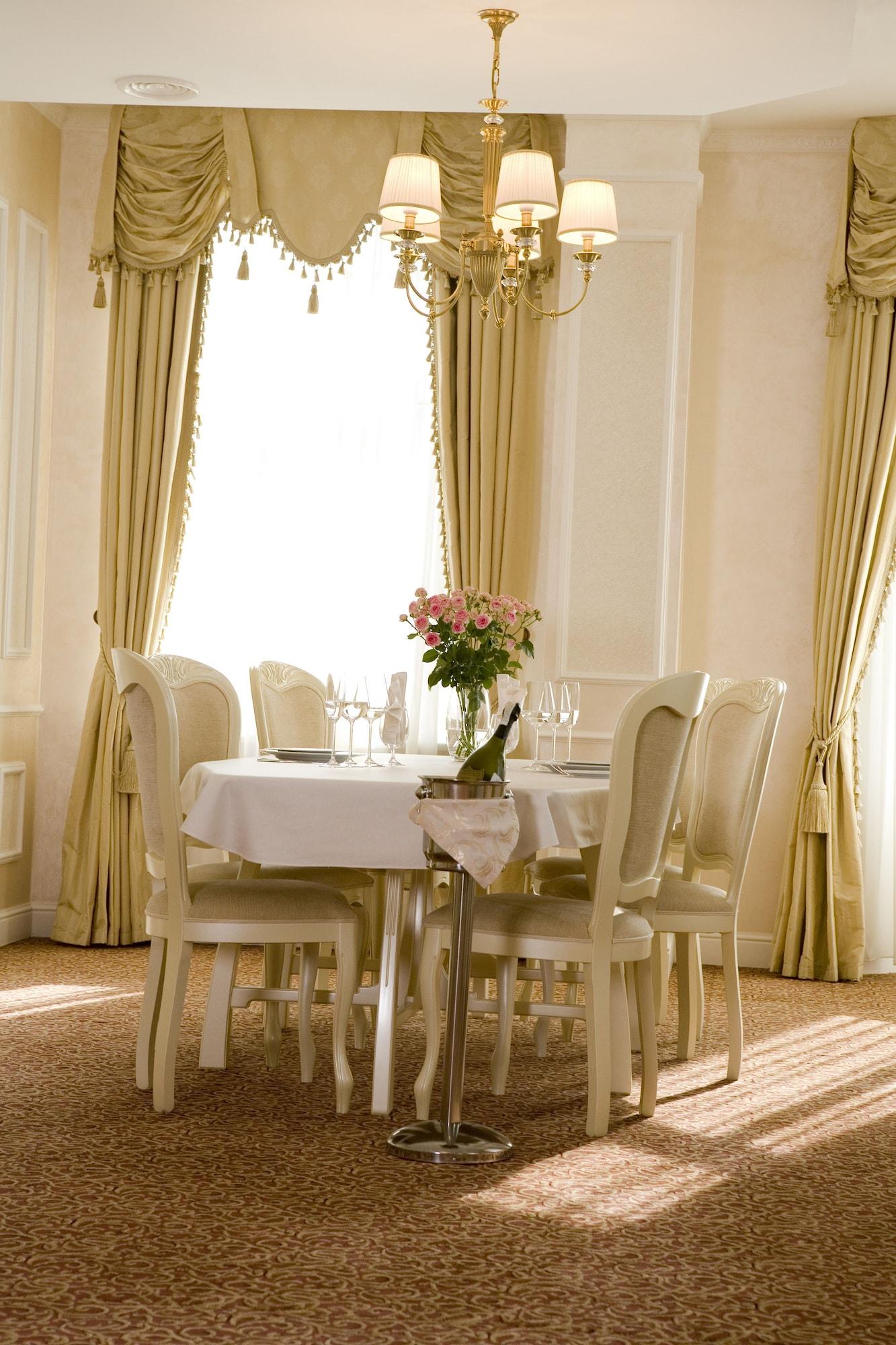 Europe Hotel Minsk Eksteriør billede