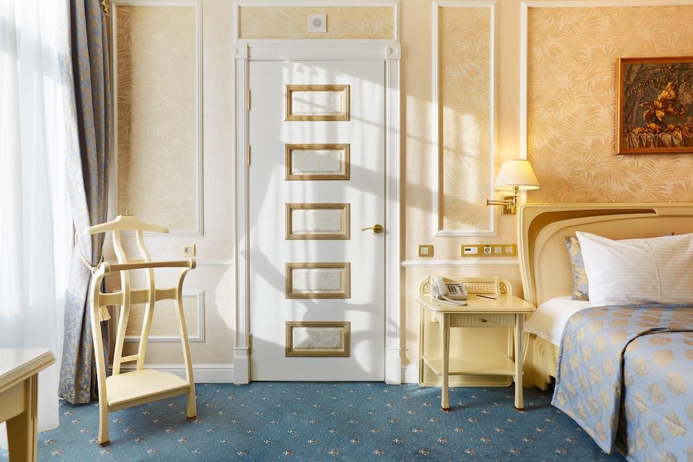 Europe Hotel Minsk Eksteriør billede