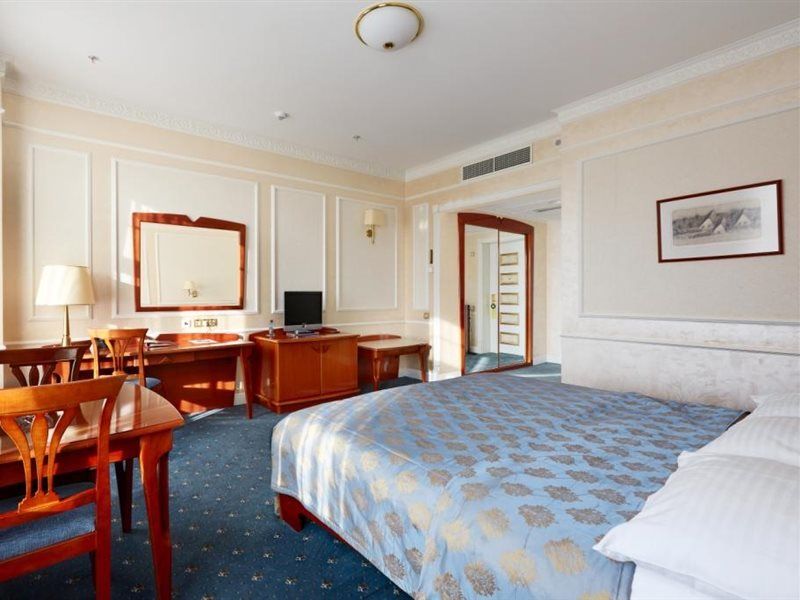 Europe Hotel Minsk Eksteriør billede